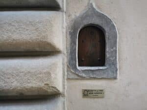 11 - Wine window - Oltrarno