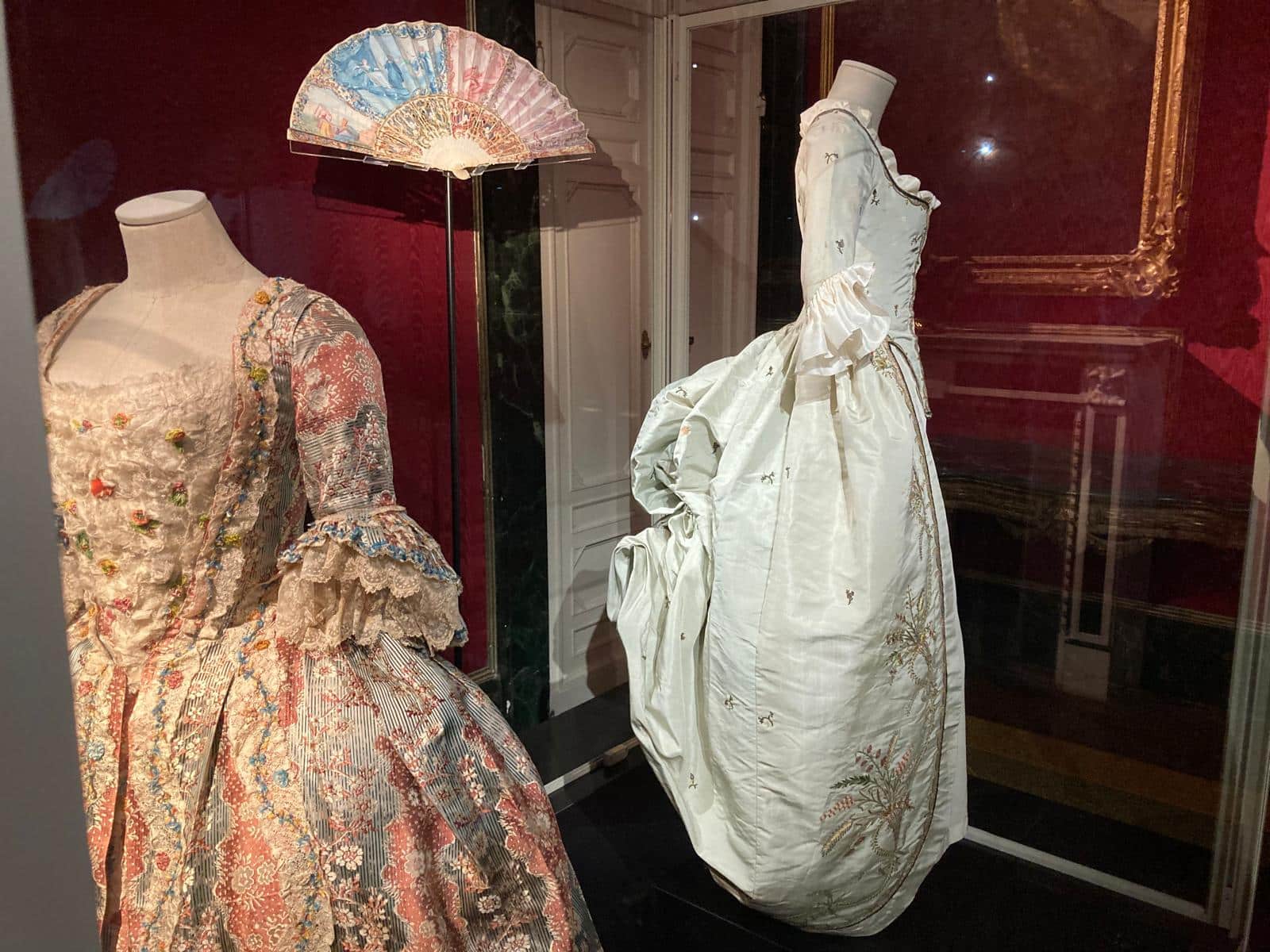 2 - 1700 robe à l_anglaise