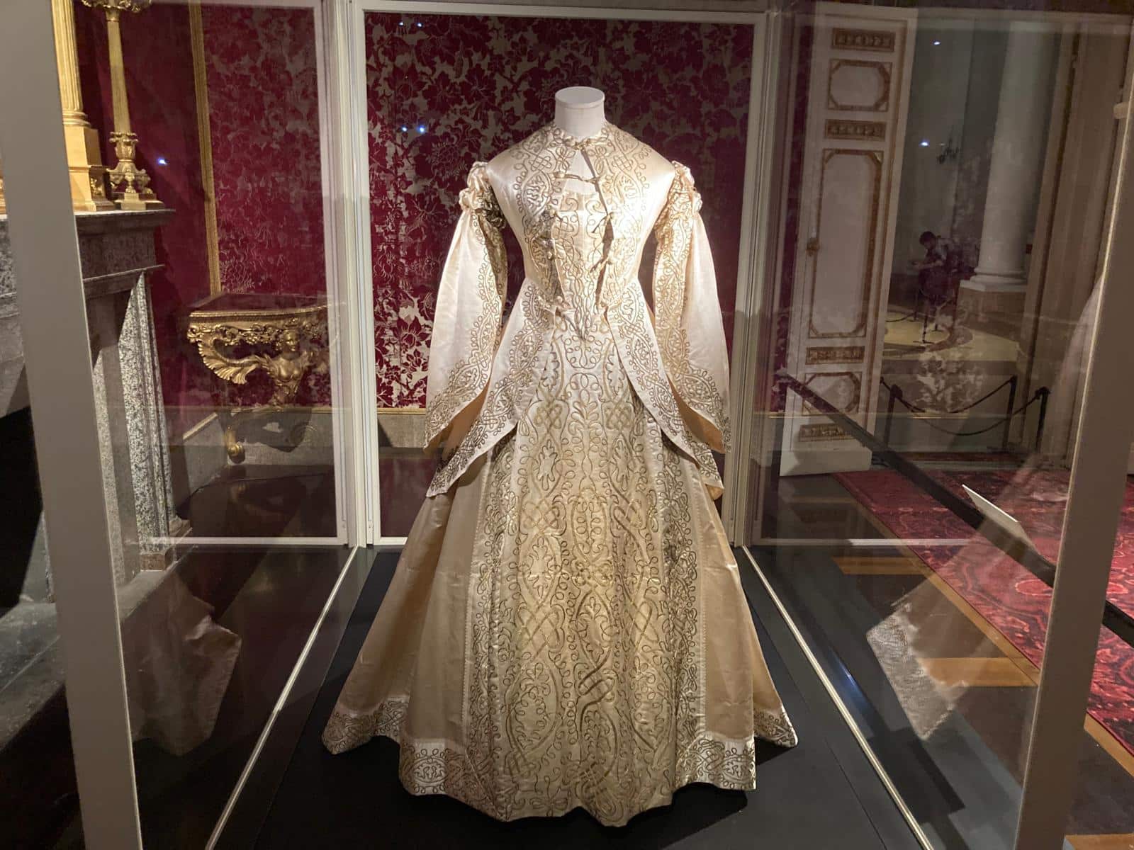 7 - wedding dress romantic period